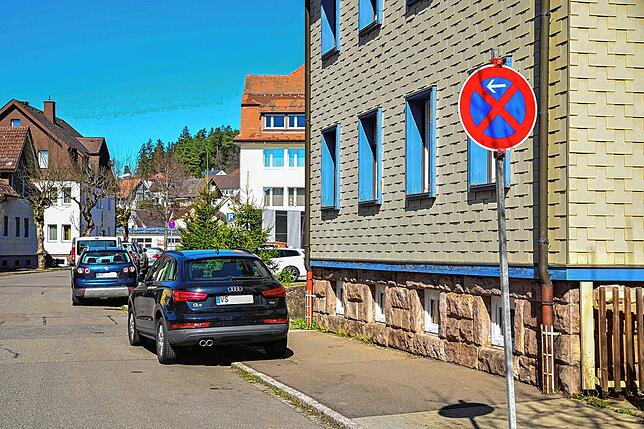 Das Verkehrszeichen weist auf ein Halteverbot hin. Manche Anwohner stört das nicht, sie parken trotzdem verbotenerweise in dem Bereich, ...