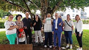 Bernd Gulde, er ist stellvertretender Geschäftsführer der AOK Bodensee-Oberschwaben, überreicht das PiP-Projektsiegel an Evelin Lehmann, ...