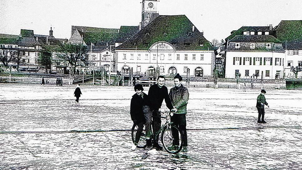 Thea und Max Reiser, sowie Siegfried Lohrer vor der Greth in Überlingen. Man erinnert sich noch an das Detail, dass dieses vor 60 Jahren ...