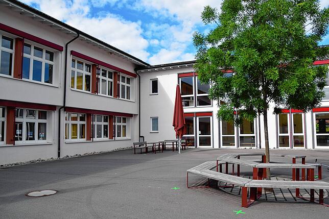Die Grundschule Nenzingen und der Schulhof. (Archivbild)