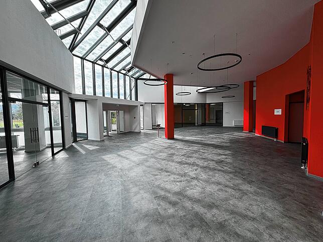Das Foyer des Gesundheitscampus: Hier soll bald das Sanitätshaus Schneider (links) einziehen. Noch frei ist der Platz der Apotheke ...