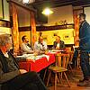 Neben Bürgermeister Frank Harsch (rechts) beantworteten auch (von links) Stadtbaumeister Matthias Distler, Hauptamtsleiter Jochen Hock ...