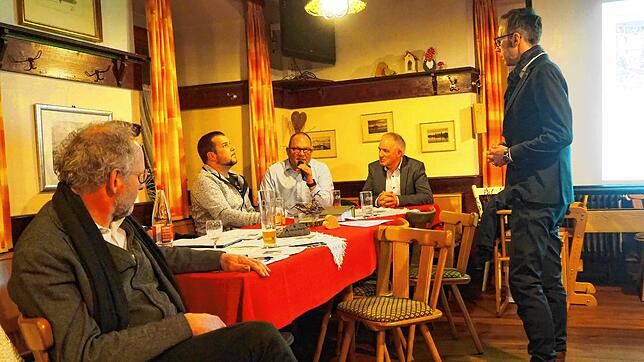 Neben Bürgermeister Frank Harsch (rechts) beantworteten auch (von links) Stadtbaumeister Matthias Distler, Hauptamtsleiter Jochen Hock ...