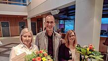 Schonachs Bürgermeister Jörg Frey zeichnet Bozena Ulbrich (links) und Andrea Dold für langjährige Treue aus. Bild: Gemeinde