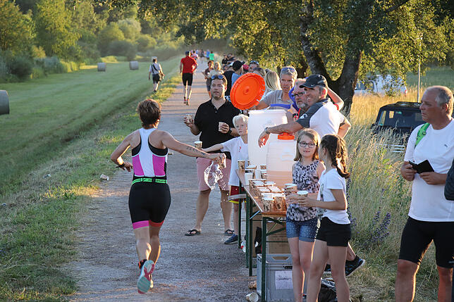 Bild 8: Mit der Nummer 117 durch die Triathlon-Nacht &ndash; wir haben Teilnehmer Dietmar Granacher begleitet