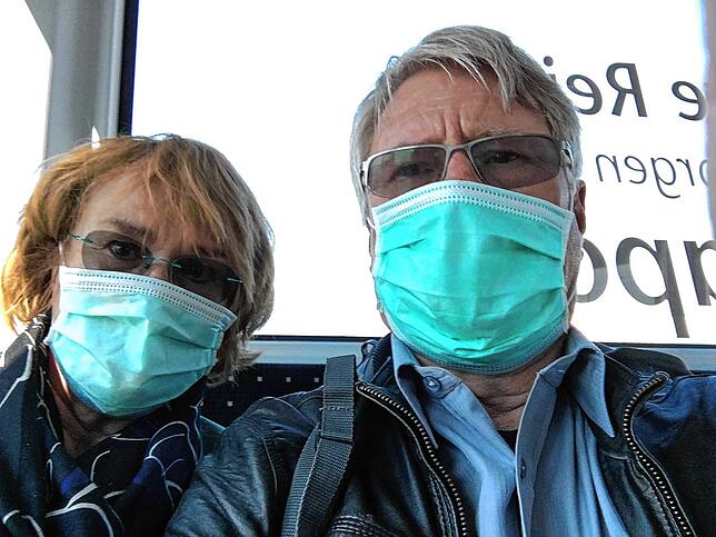 Sabine und Bernd Albrecht auf deutschem Boden. Ein Bus bringt die beiden in ein Gesundheitszentrum auf dem Flughafengelände in Frankfurt