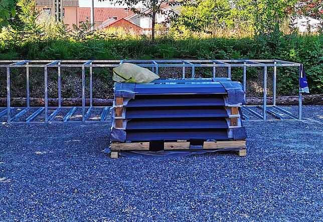 Zehn Fahrradboxen sind am 7. Juli auf dem Parkplatz westlich des Bahnhofsgebäudes aufgebaut worden. Zu sehen sind die Rahmenkonstruktion ...