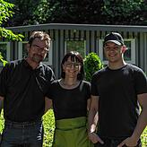 Roger Wiesner & Natalia und Devis Stab auf ihrem Campingplatz Schlüchttal Naturcamping in Gurtweil.