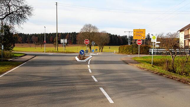 Nach der Verkehrsschau in diesem Jahr wurde in Langenhart, an der Kreuzung in Richtung Leibertingen, eine Stoppstelle ausgeschildert. ...