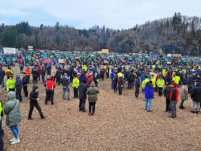 1200 Teilnehmer kommen laut Polizei zur Kundgebung in Horheim.