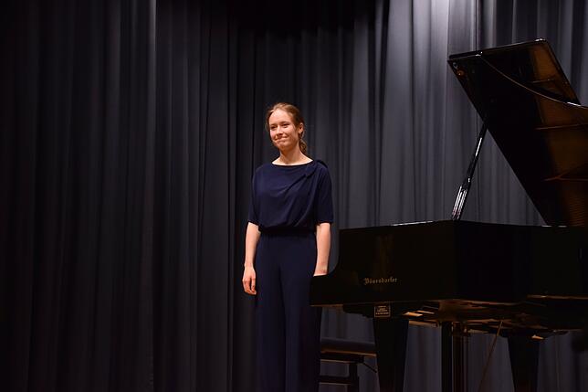 Pianistin Antonia Miller untermalte die Vernissage musikalisch. Sie spielte unter anderem Stücke von C. Debussy und F. Chopin.