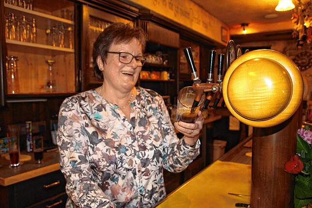 Gerda Saum zapft ein dunkles Export. Das wird von einigen Altwieberichen besonders gern nachgefragt.