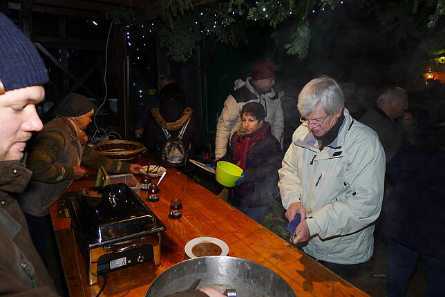 Bild 13: Bilderstory: Kulinarische Genüsse und eine besinnliche Atmosphäre locken viele Besucher auf den Nikolausmarkt in Wittenhofen