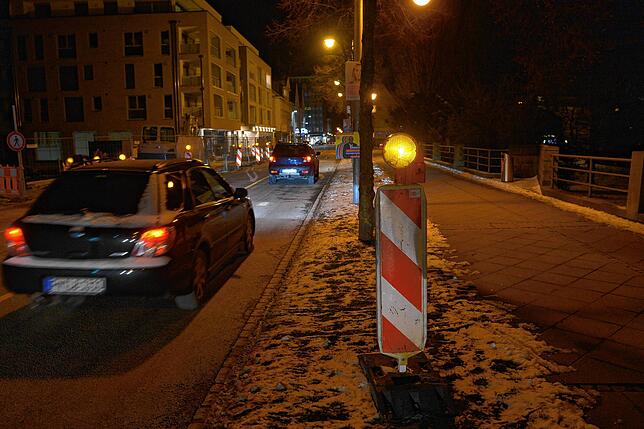 Zwar menschen-, aber nicht autoleer ist die Friedrichstraße an diesem Abend.