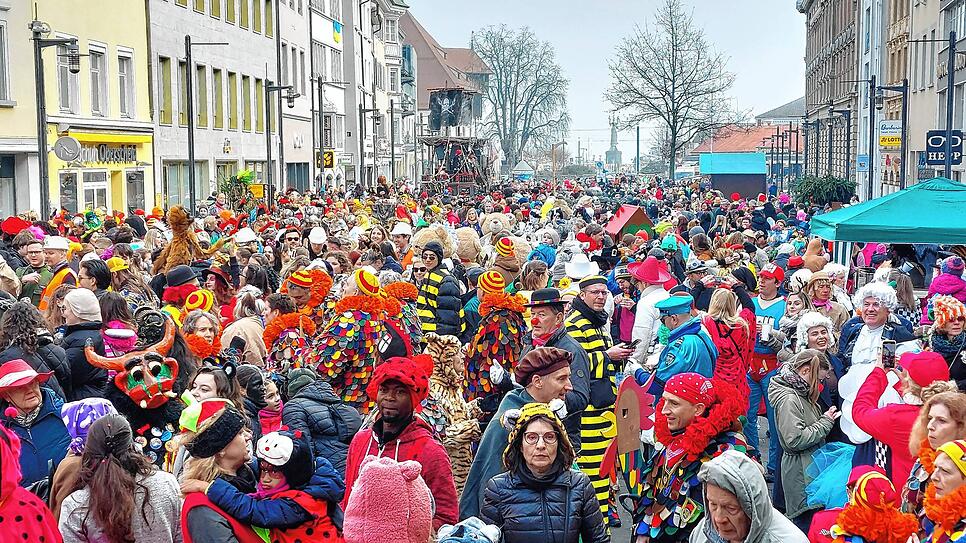An Fasnacht kommen viele Leute zusammen, wie hier 2023 auf der Konstanzer Marktstätte. Ist das ein Paradies für Viren?