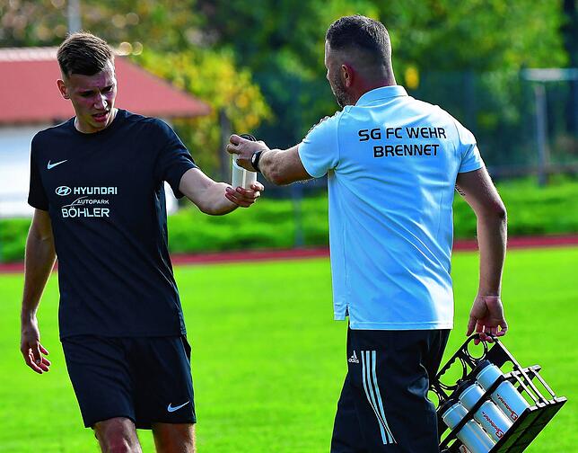 Hilft ein Zaubertrank? Seit der Gründung der SG FC Wehr/Brennet hat Trainer Urs Keser (rechts, mit Tobias Ramsteiner) aus sieben Spielen ...
