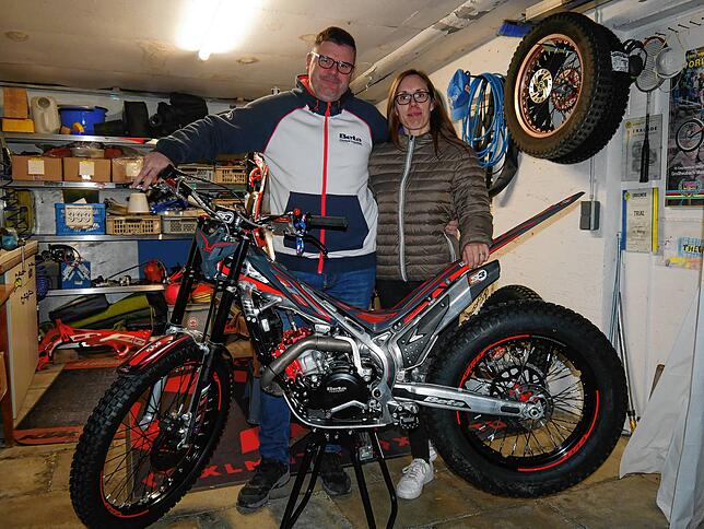 Sie lieben den Trial-Sport: Armin Prutscher und seine Frau Bettina mit einem ihrer Motorräder. Der 53-Jährige wurde vor Kurzem Deutscher ...