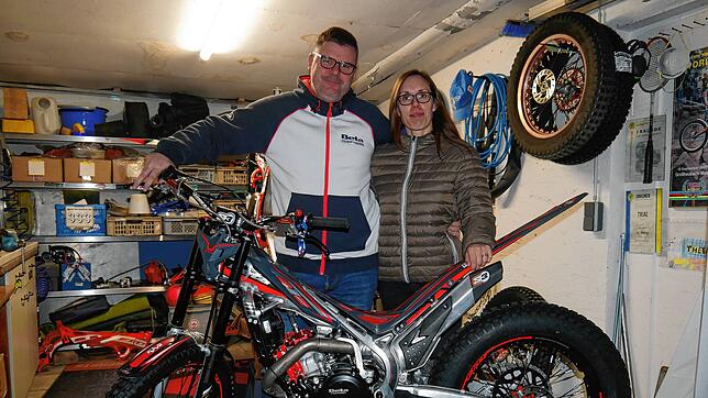 Sie lieben den Trial-Sport: Armin Prutscher und seine Frau Bettina mit einem ihrer Motorräder. Der 53-Jährige wurde vor Kurzem Deutscher ...