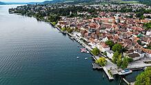Luftbild der Fasnachtshochburg Überlingen: Hier spazieren ausnahmsweise auch nach Ende der Fasnet noch Narren durch die Gegend.