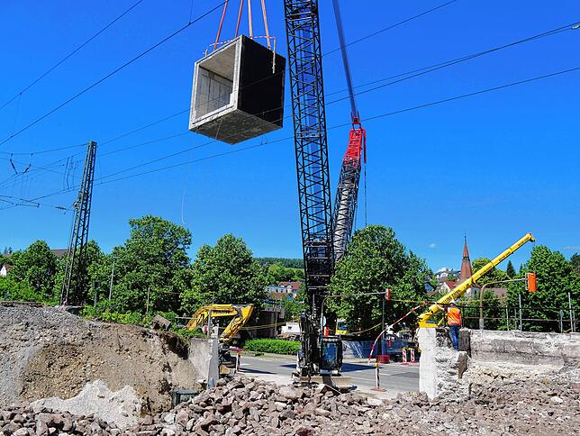 Das zweite 125 Tonnen schwere Stahl-Betonfertigteil ist in der Luft. Zusammen mit vier weiteren Teilen soll es die neue Bahnunterführung ...