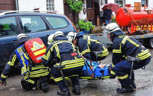 Zum Glück nur gestellt ist diese Bergung einer bewusstlosen Person aus einem verunfallten Fahrzeug.