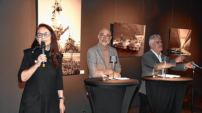 Sie eröffnen im Singener MAC Museum Art & Cars die Ferrari-Sonderausstellung (von links): Hausherrin Gabriela Unbehaun-Maier, Kurator ...