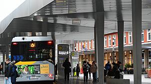 Am Busbahnhof in Singen endete eine Auseinandersetzung zwischen einem Busfahrer und einem Fahrgast blutig.