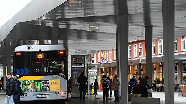Am Busbahnhof in Singen endete eine Auseinandersetzung zwischen einem Busfahrer und einem Fahrgast blutig.