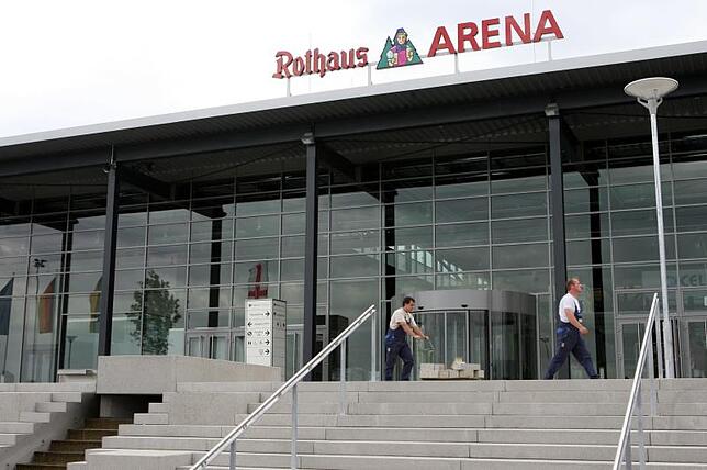 Ansicht des Eingangsbereichs der Messehalle der Messe Freiburg, die den Namen "Rothaus Arena" trägt.