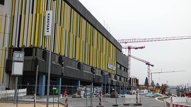 Rund um das Warenhaus sind Baustellen. In der Nachbarschaft entstehen ein neuer Busbahnhof und das künftige Cano-Einkaufszentrum.