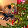 Eine Familie packt hinter einem geschmücktem Christbaum Weihnachtsgeschenke aus. Dazu darf es auch dieses Jahr wieder kommen.