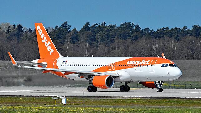 Ein Passagierflugzeug der britischen Fluggesellschaft EasyJet. Die Fluggesellschaft hat einen Piloten vom Dienst freigestellt, weil er ...