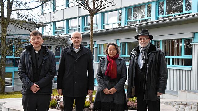 Sie rufen zur Teilnahme an einer Solidaritätsaktion mit der Ukraine auf (von links): Pfarrer Thomas Huber, Pfarrer Rainer Stockburger, ...