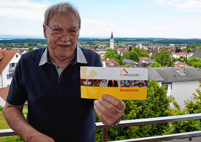 Tafelleiter Günther Wieth freut sich über Markdorf-Gutscheine, die für die Tafel gespendet werden.
