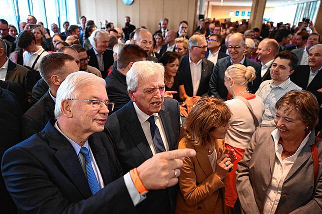 CDU-Wahlparty: Rheins Vorgänger Roland Koch (li.) und Volker Bouffier (Mitte).