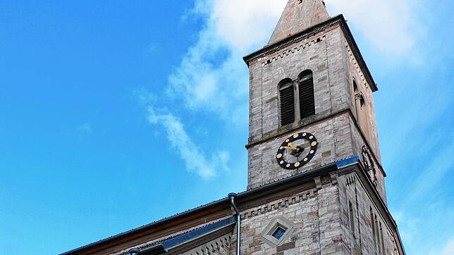 Vom Kirchturm von St. Peter und Paul in Bonndorf aus erklingen täglich die Glocken.