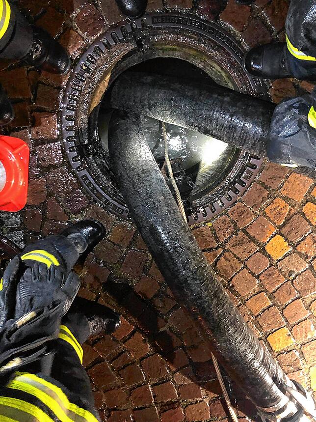 Feuerwehr Bodman-Ludwigshafen und das THW Radolfzell waren in der Nacht auf den 4. August in Ludwigshafen im Einsatz, weil ein Kanal ...