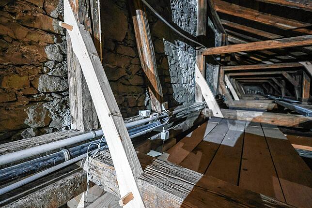 Echte Zimmermannskunst: Die Holzbalken wurden in alter Technik mit Holzzapfen ersetzt