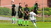 Freistoß von Florian Bschorr (FC Hilzingen). Die Gäste gingen mit 4:1 deutlich als Sieger vom Platz der Steißlinger Gastgeber.