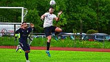 Kopfballstark: Selbst ein Torjäger wie Nexhdet Gusturanaj (links) vom VfB Waldshut, bremst, wenn Leon Dombrowski in die zweite Etage ...