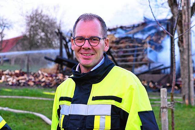 Bürgermeister Thorsten Scigliano ist an der Einsatzstelle und macht sich ein Bild der Lage.