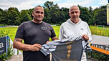 Ein besonderer Gast im Hardtstadion: Mario Basler (rechts) und ESV-Präsident Labinot Nikqi halten ein Südstern-Trikot hoch.