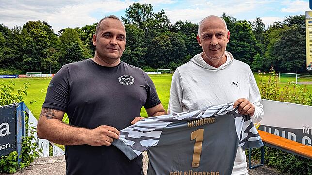 Ein besonderer Gast im Hardtstadion: Mario Basler (rechts) und ESV-Präsident Labinot Nikqi halten ein Südstern-Trikot hoch.