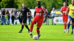 Alieu Sarr vom FC Königsfeld trägt den Spitznamen Kanté. Seine Laufbereitschaft zeichnet ihn aus. Für ihn ist der Spaß am Fußball am ...