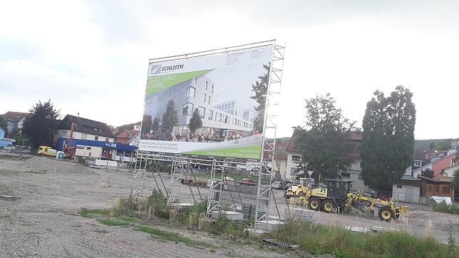 Am Sulzerring in Tiengen zeigt ein großes Transparent, wie das dort geplante Geschäftshaus aussehen soll.