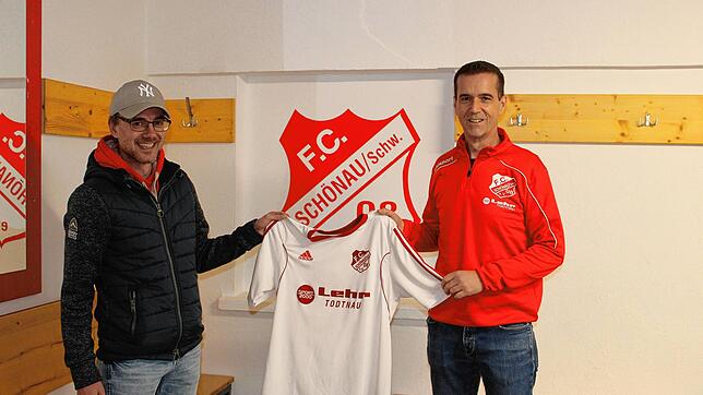 Neuer Trainer: Sportchef Stefan Nopper (links) freut sich über die Zusage von Co-Trainer Christian Lais, ab Sommer die Bezirksliga-Elf ...