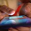 Ein Smartphone in Kinderhänden &ndash; Jugendliche können sich nun deutlich schneller strafbar machen, als es vielen Eltern bewusst ist.