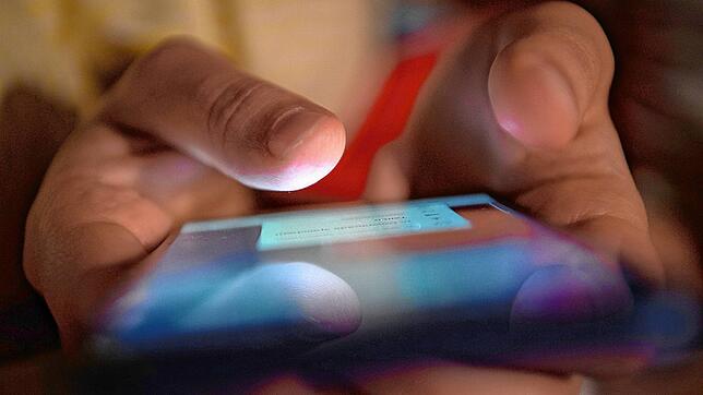 Ein Smartphone in Kinderhänden &ndash; Jugendliche können sich nun deutlich schneller strafbar machen, als es vielen Eltern bewusst ist.