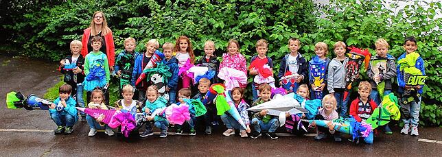 Die Schülerinnen und Schüler der Klasse 1a an der Sonnenrain-Grundschule Radolfzell haben sich mit Klassenlehrerin Ulrike Mayer auf dem ...