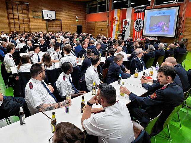 In der Güttinger Buchenseehalle trifft sich die Freiwillige Feuerwehr Radolfzell zu ihrer Hauptversammlung